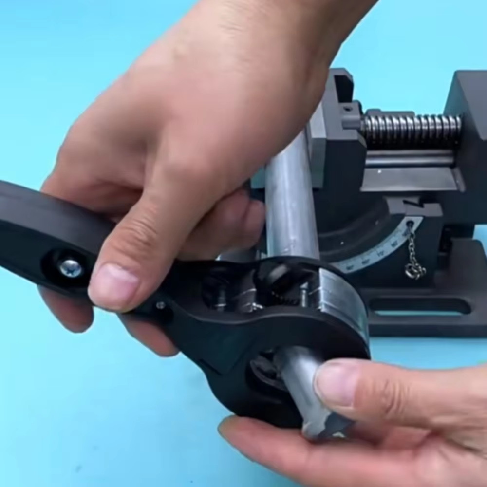 قاطع أنابيب بسقاطة لقطع الأناب - مراجعة Pipe Cutter Ratchet وسعره